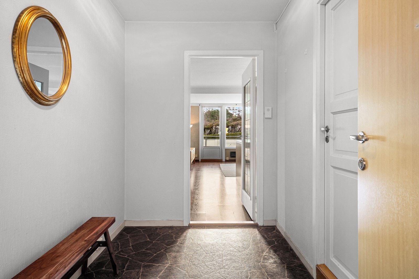 Stor gang med mye oppbevaringsplass. Galleribilde