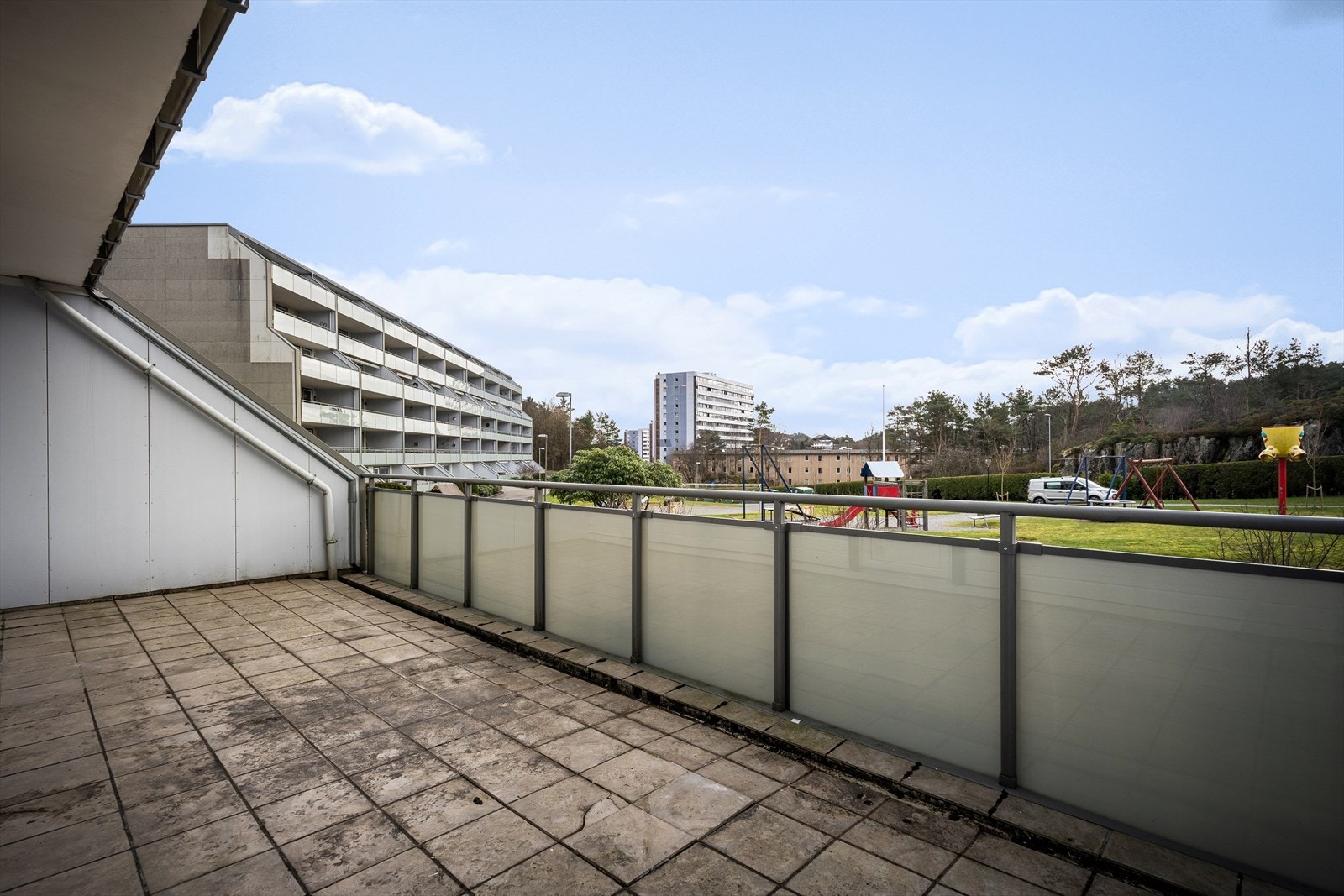 Altanen skal oppgraderes ila april/mai! 21 m² stor altan med sørvestvendt beliggenhet og gode solforhold. Galleribilde