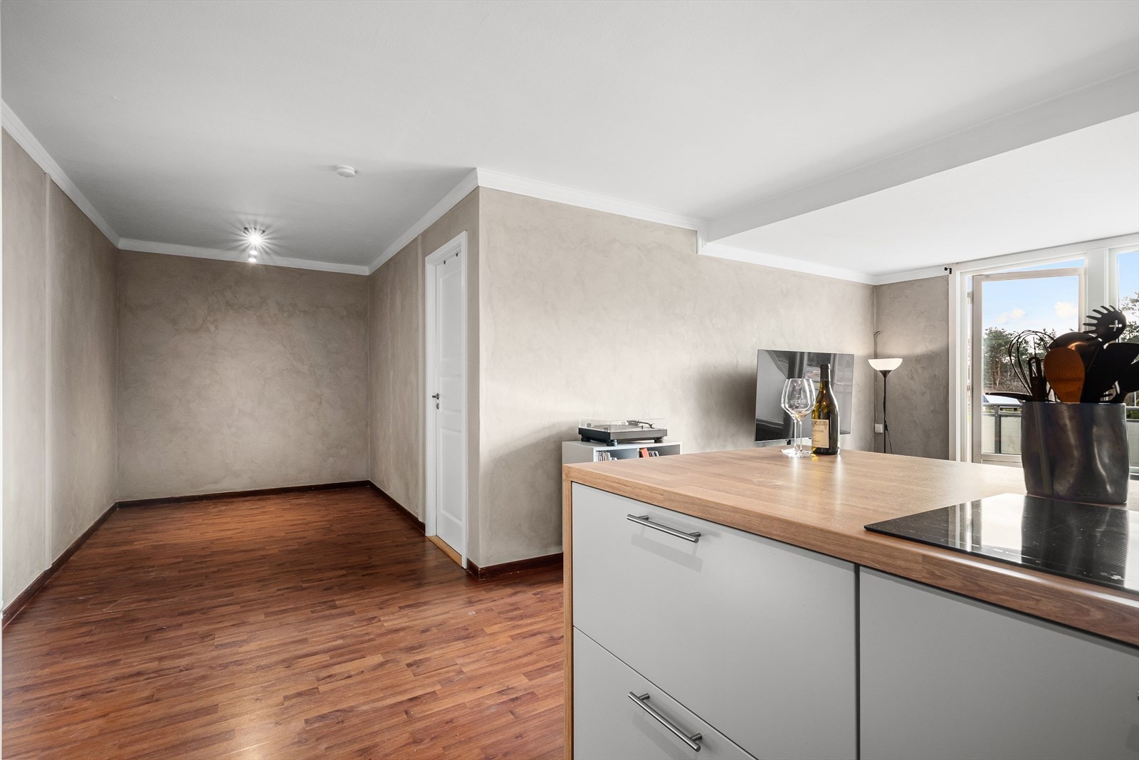 Med sin utforming har stue plass til både stor sofagruppe og spisestue. Galleribilde