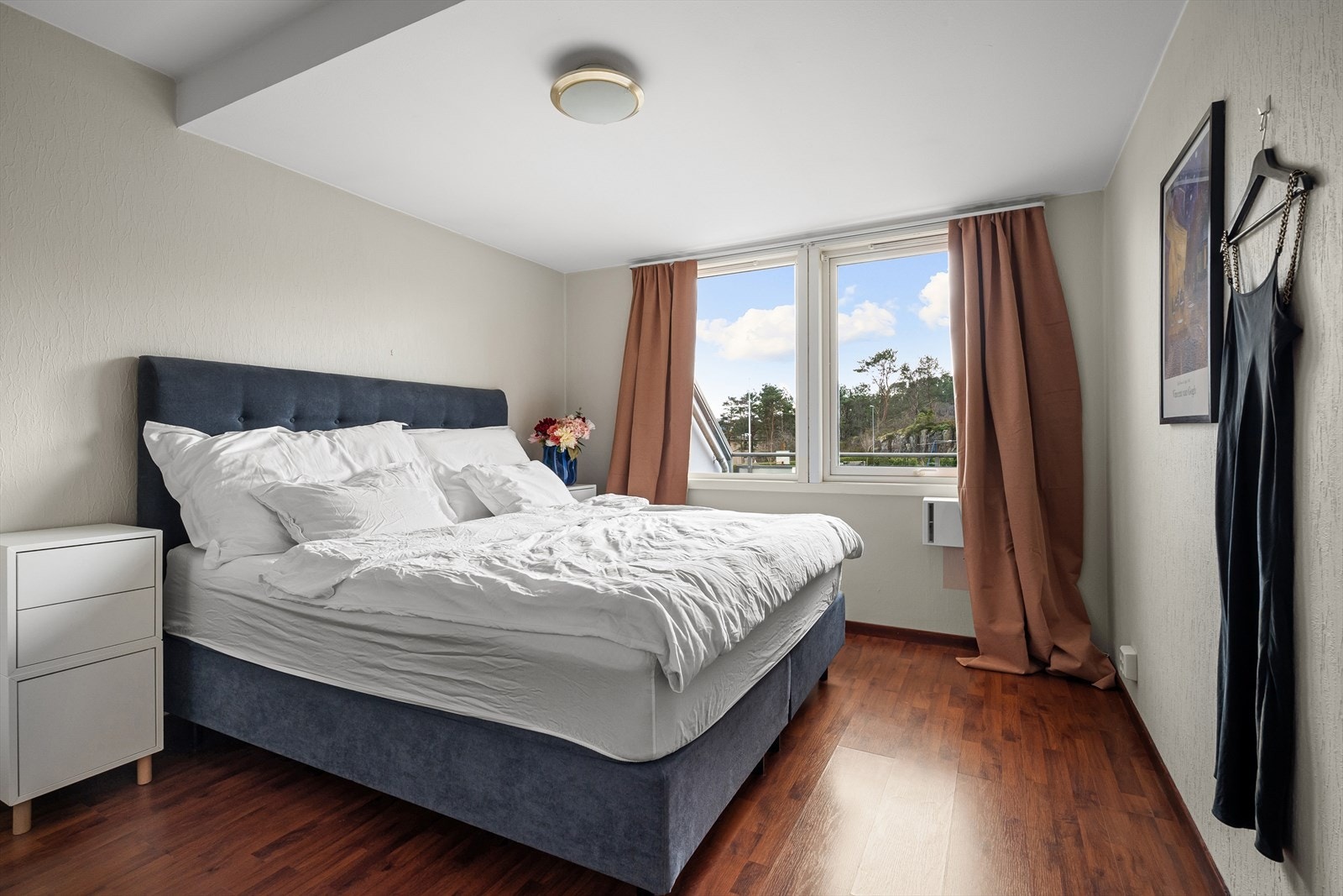 Soverommet har god plass til dobbeltseng, to nattbord, garderobe og annen ønsket møblering. Galleribilde