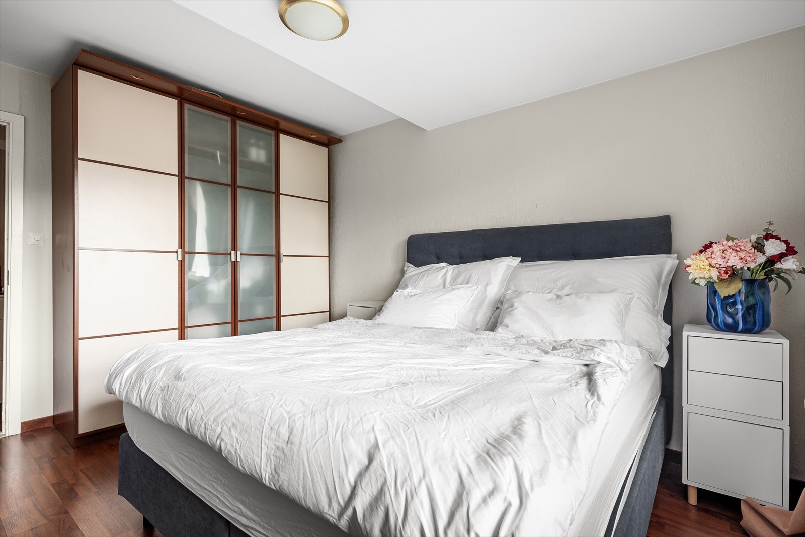 Romslig soverom med godt garderobeskap. Galleribilde