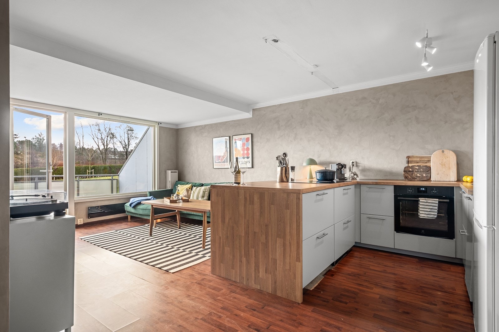 Veldig fin og praktisk kjøkkenhalvøy som fungerer som et naturlig skille til stuen. Galleribilde