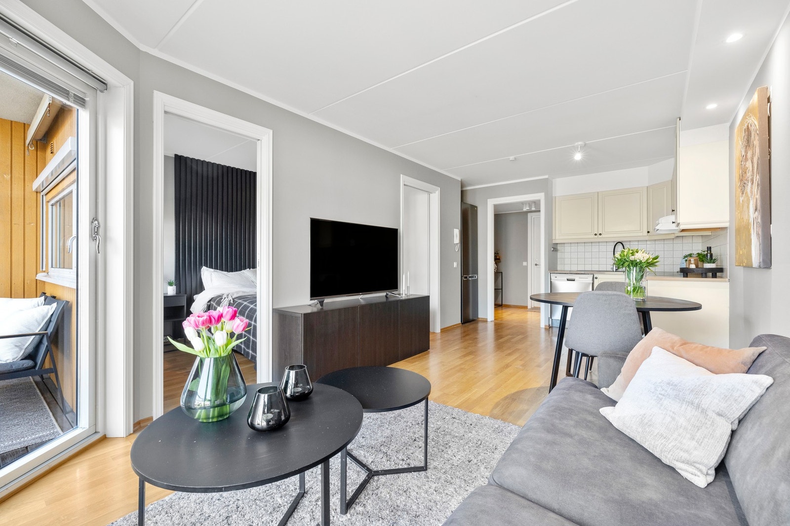 Fra stuen er det utgang til balkong på 5 m². Galleribilde