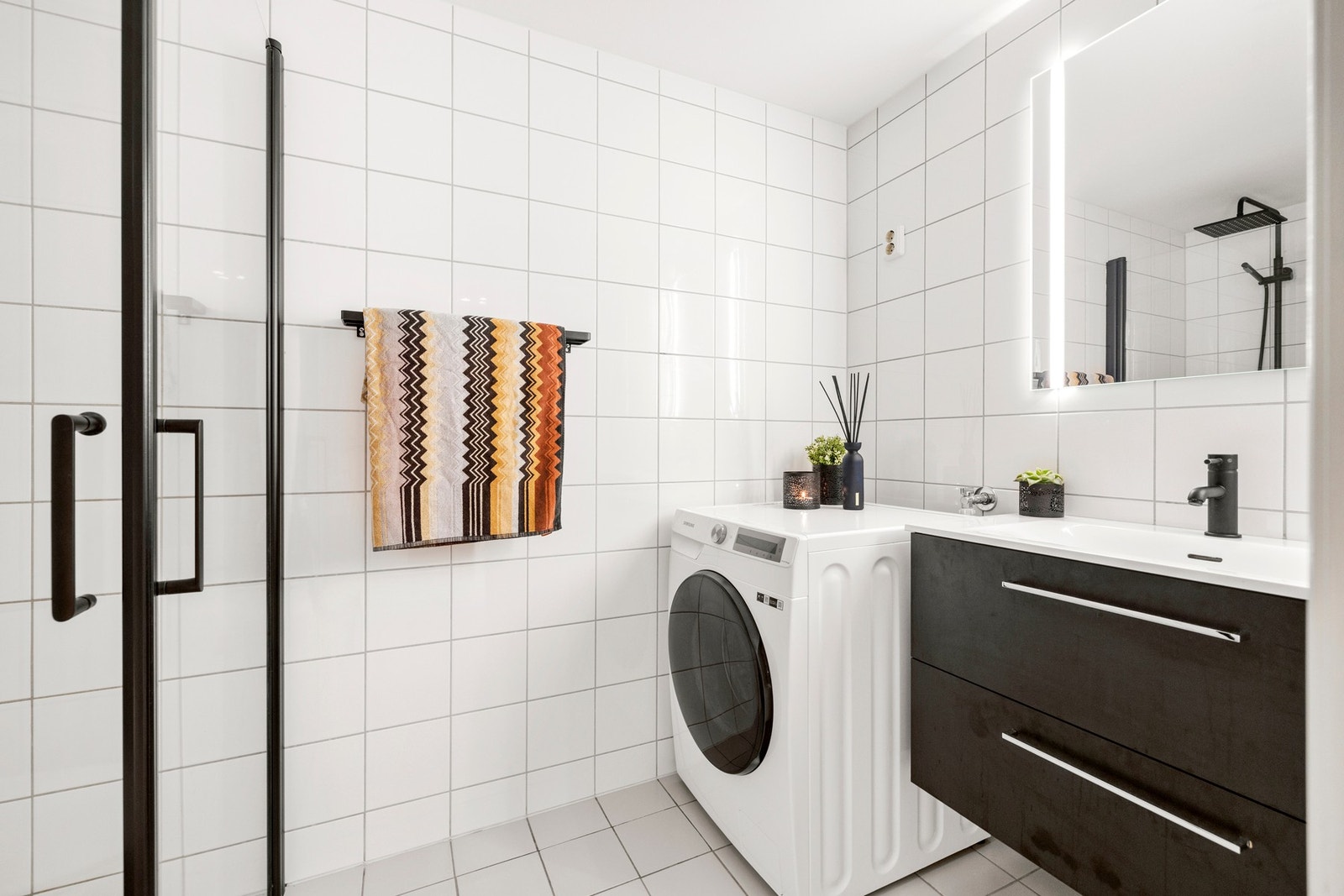 Badet er blitt modernisert i senere tid med nytt toalett og nye dusjvegger med armatur i 2023 og nytt servantskap og speil byttet i 2024. Galleribilde