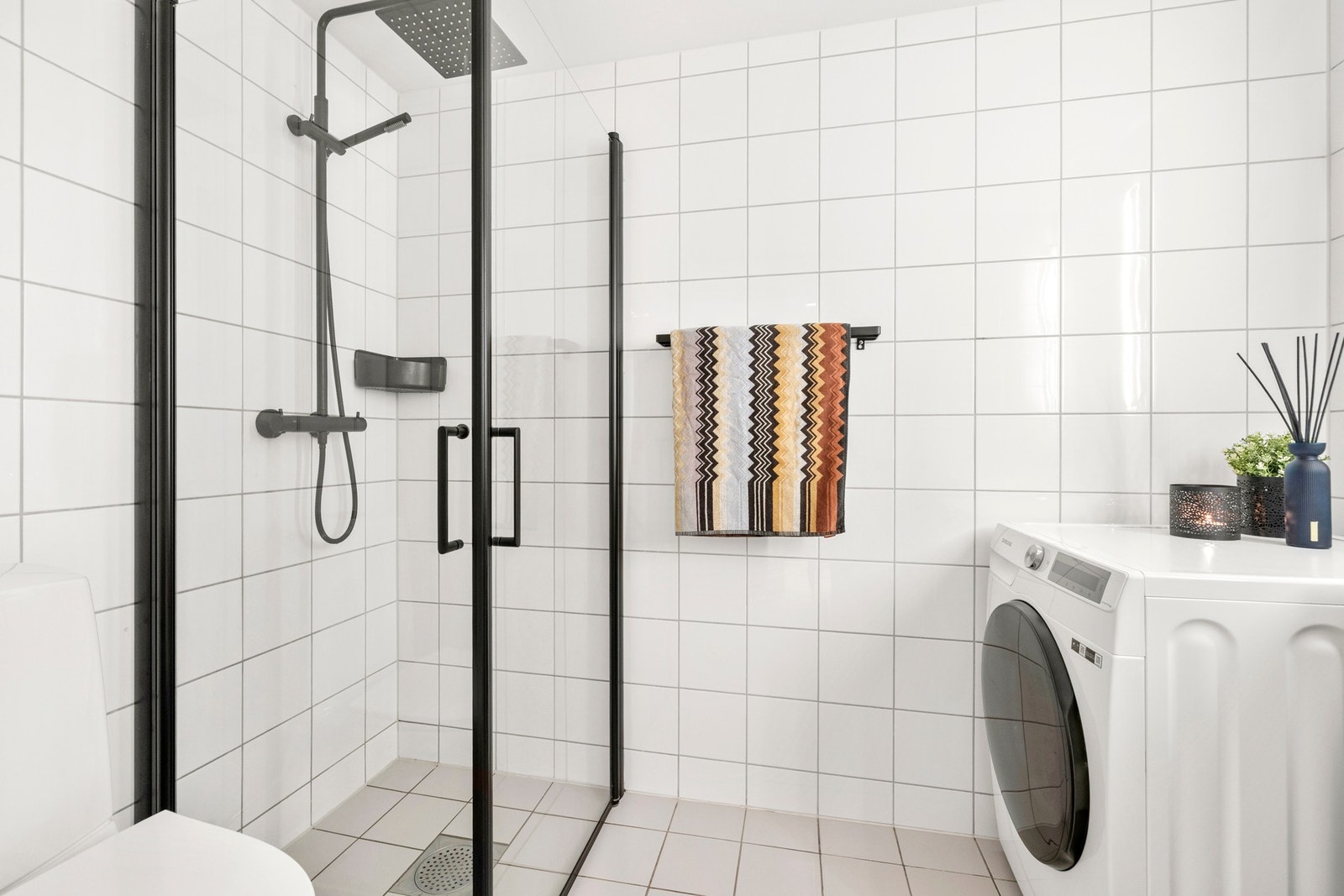 Det er opplegg for vaskemaskin på badet. Galleribilde