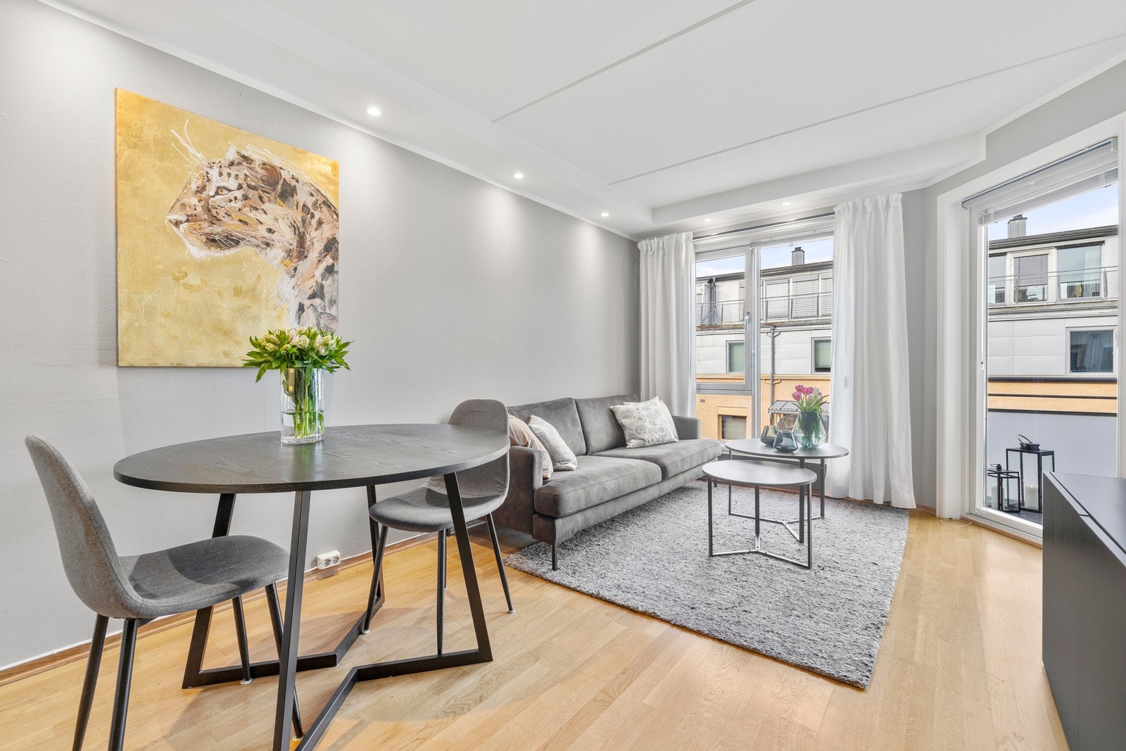 Lys og luftig stue som får inn rikelig med dagslys fra de store vindusflatene. Galleribilde