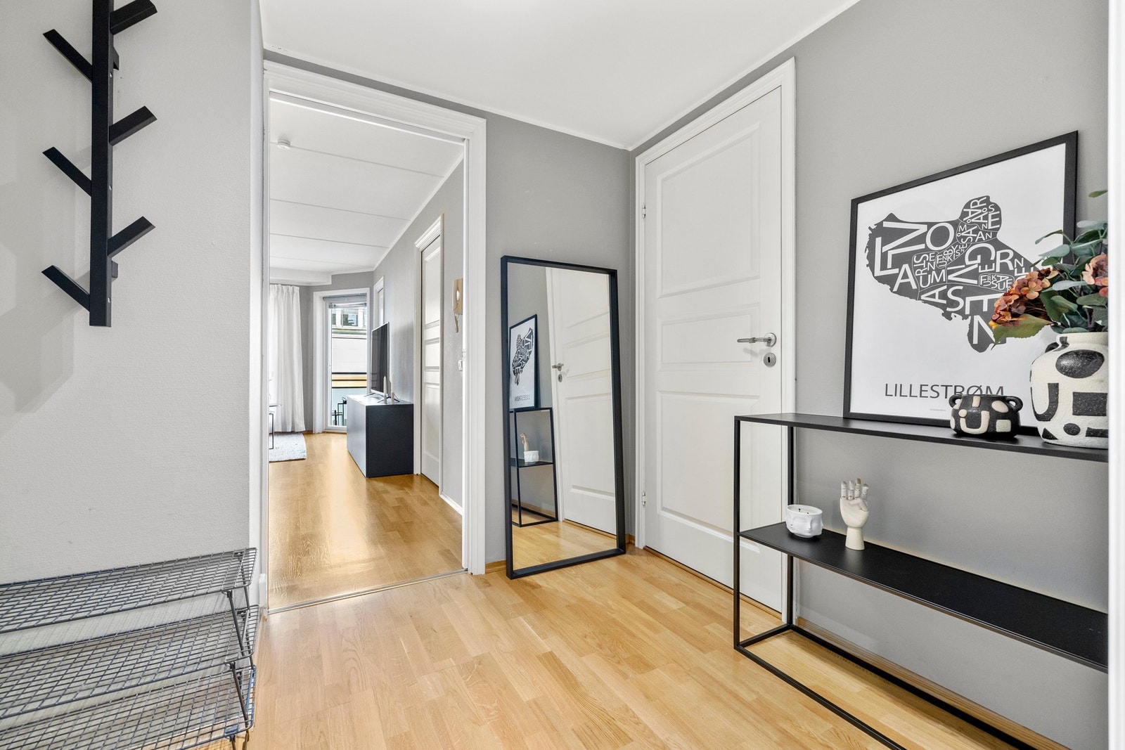 Lys entré med god plass til å henge fra seg ytterklær, velkommen inn! Galleribilde