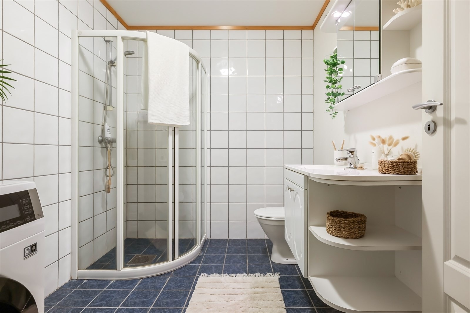 Fint, flislagt baderom med varmekabler i gulv. Galleribilde