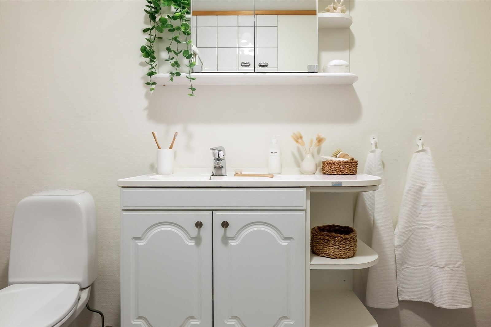 Baderom med stor innredning, toalett og dusjhjørne. Galleribilde