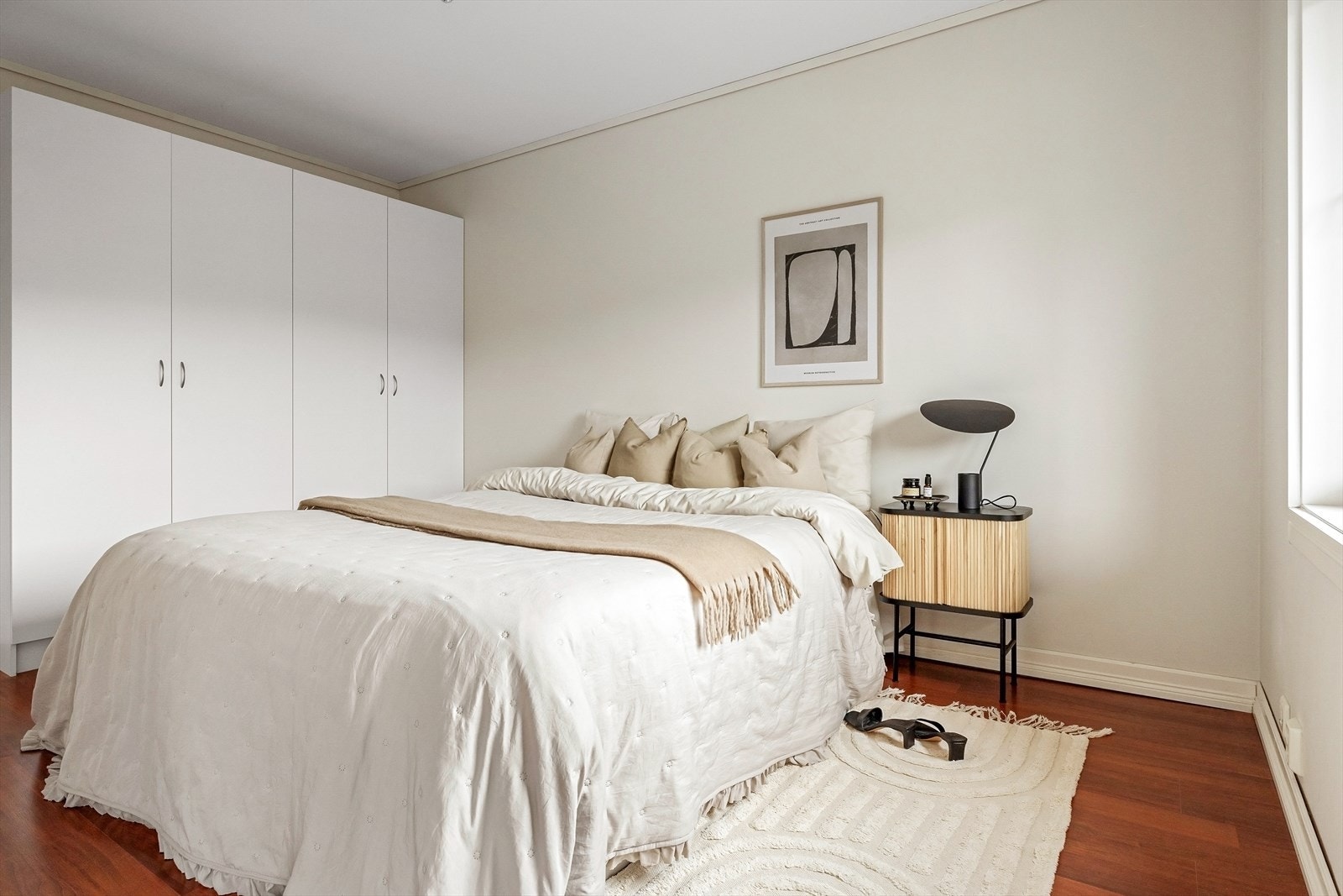 Romslig soverom med 2 doble garderobeskap. Galleribilde