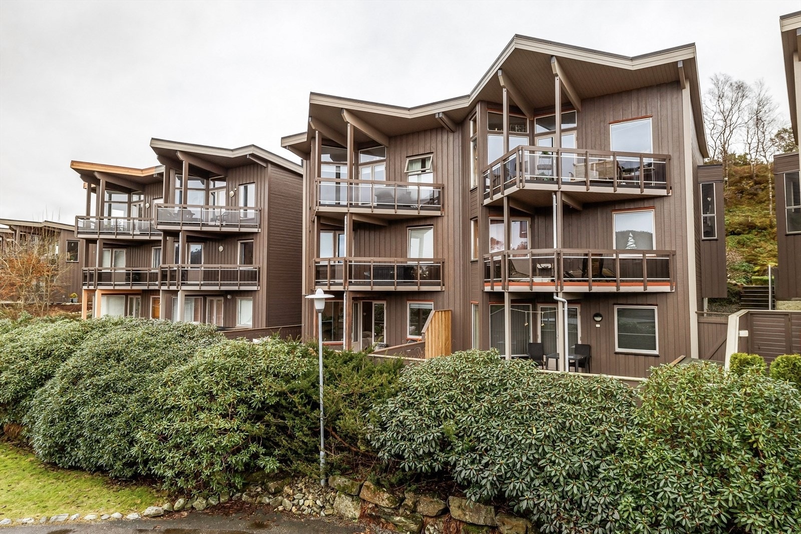 Leiligheten ligger i 1. etg./u.etg. med trapp ned fra oversiden. Galleribilde