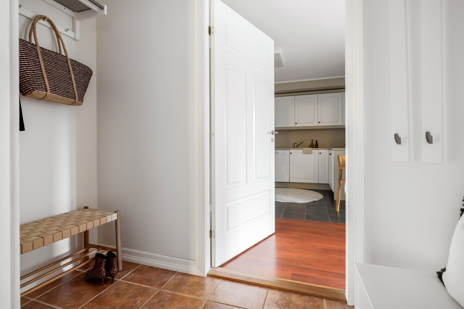 Lys entré som ønsker deg velkommen inn i leiligheten! Galleribilde