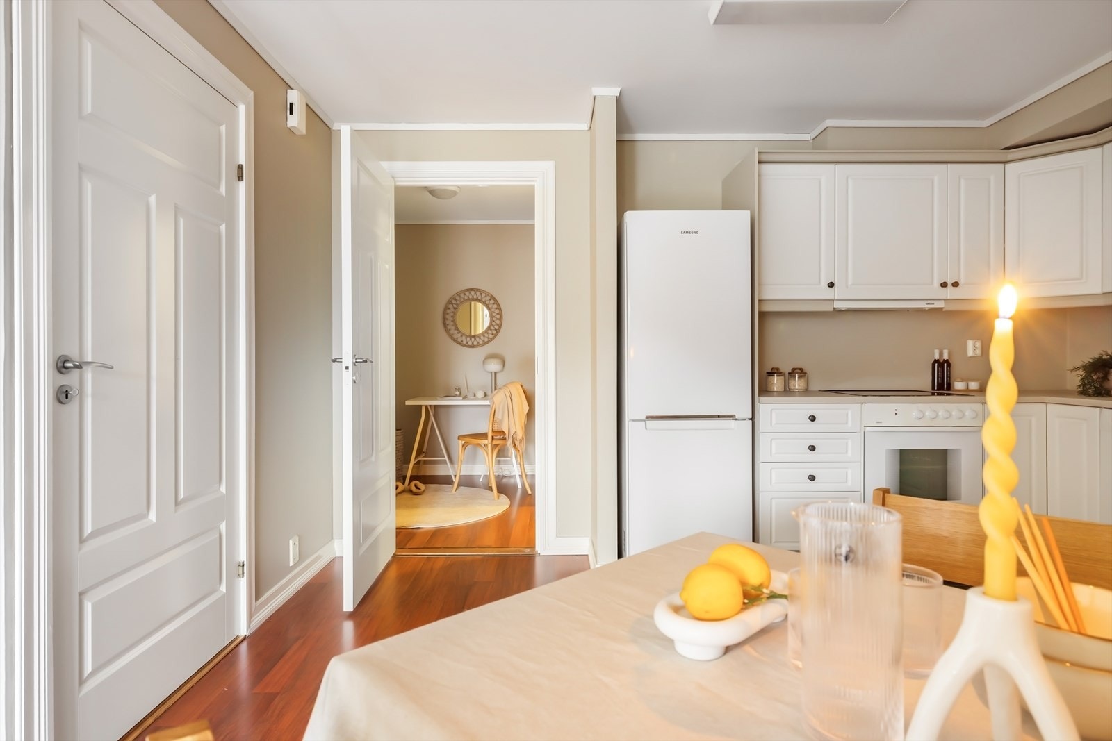 Kjøkken mot kontor/gjesterom. Galleribilde