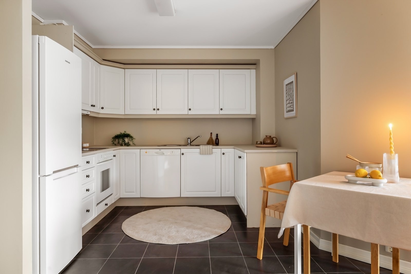 Koselig kjøkken med naturlig spiseplass. Galleribilde