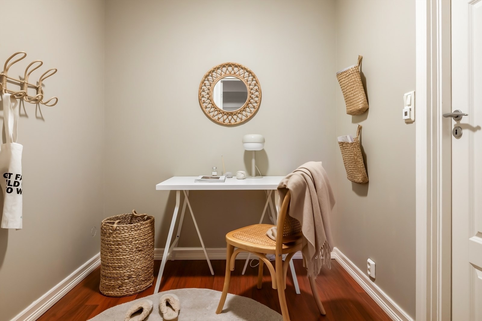 Kontor med dør inn til baderom. Galleribilde