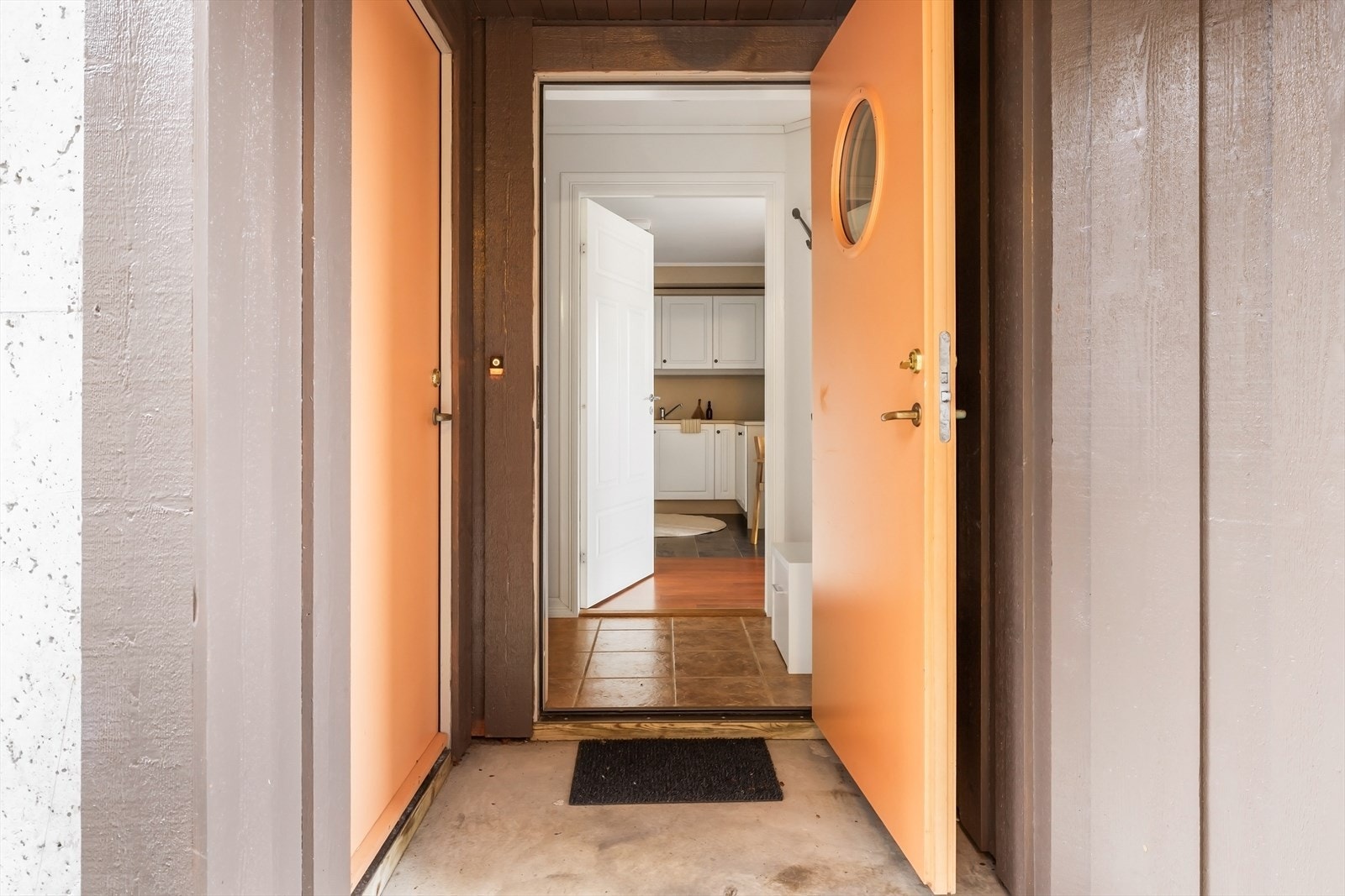 Inngangsparti med dør inn til bod. Galleribilde