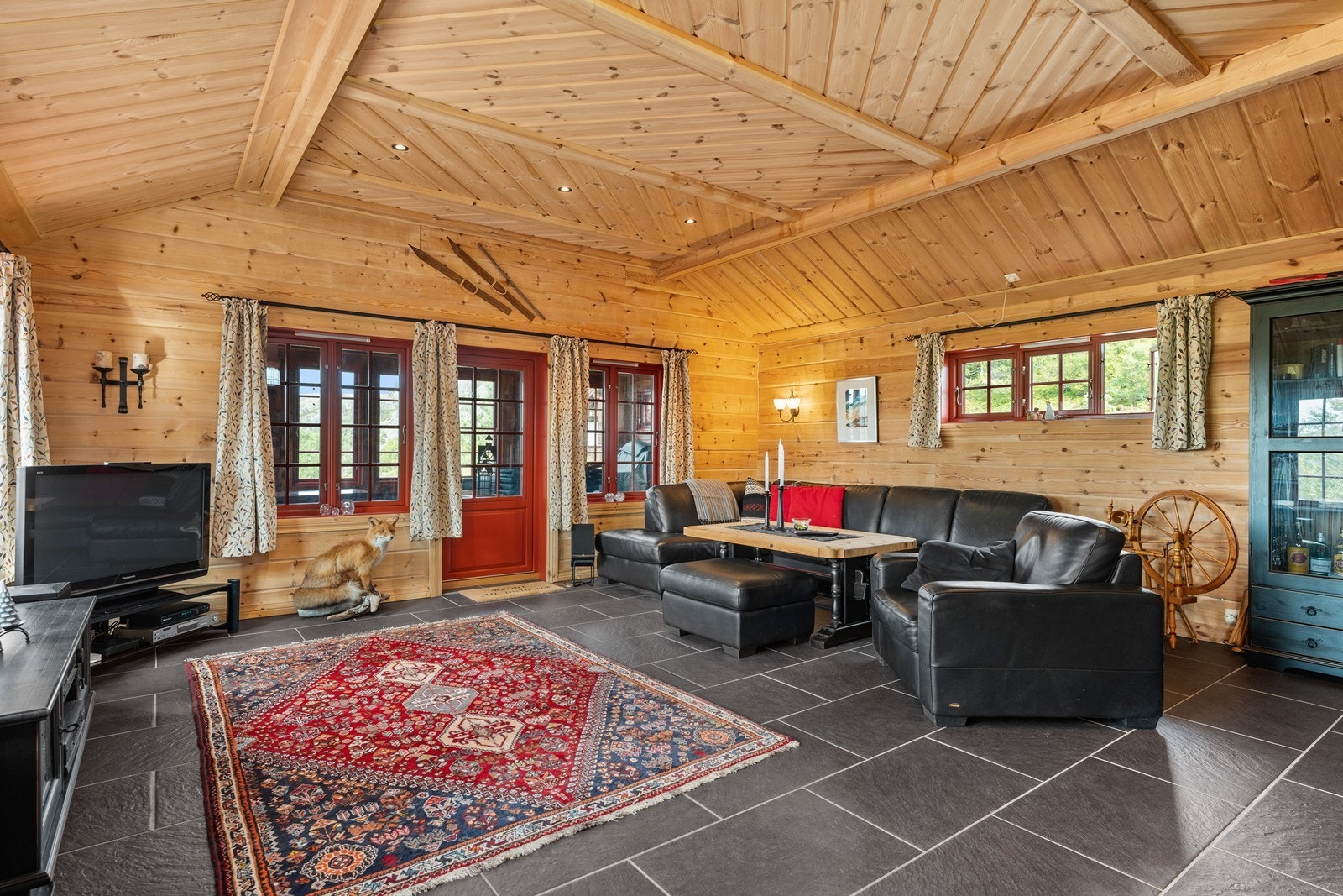 Stor stue med utgang til sommerstue. Galleribilde