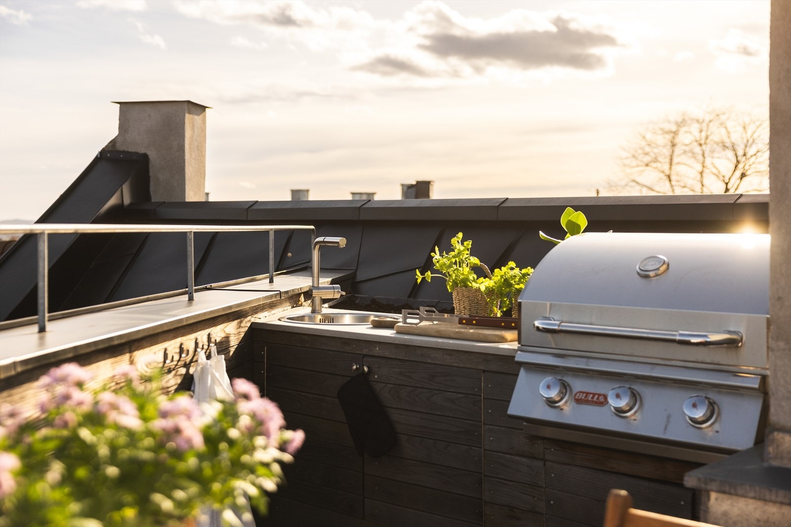 Takterrassen er utstyrt med et praktisk utekjøkken med grill, kran og kum - perfekt for hyggelige måltider under åpen himmel Galleribilde
