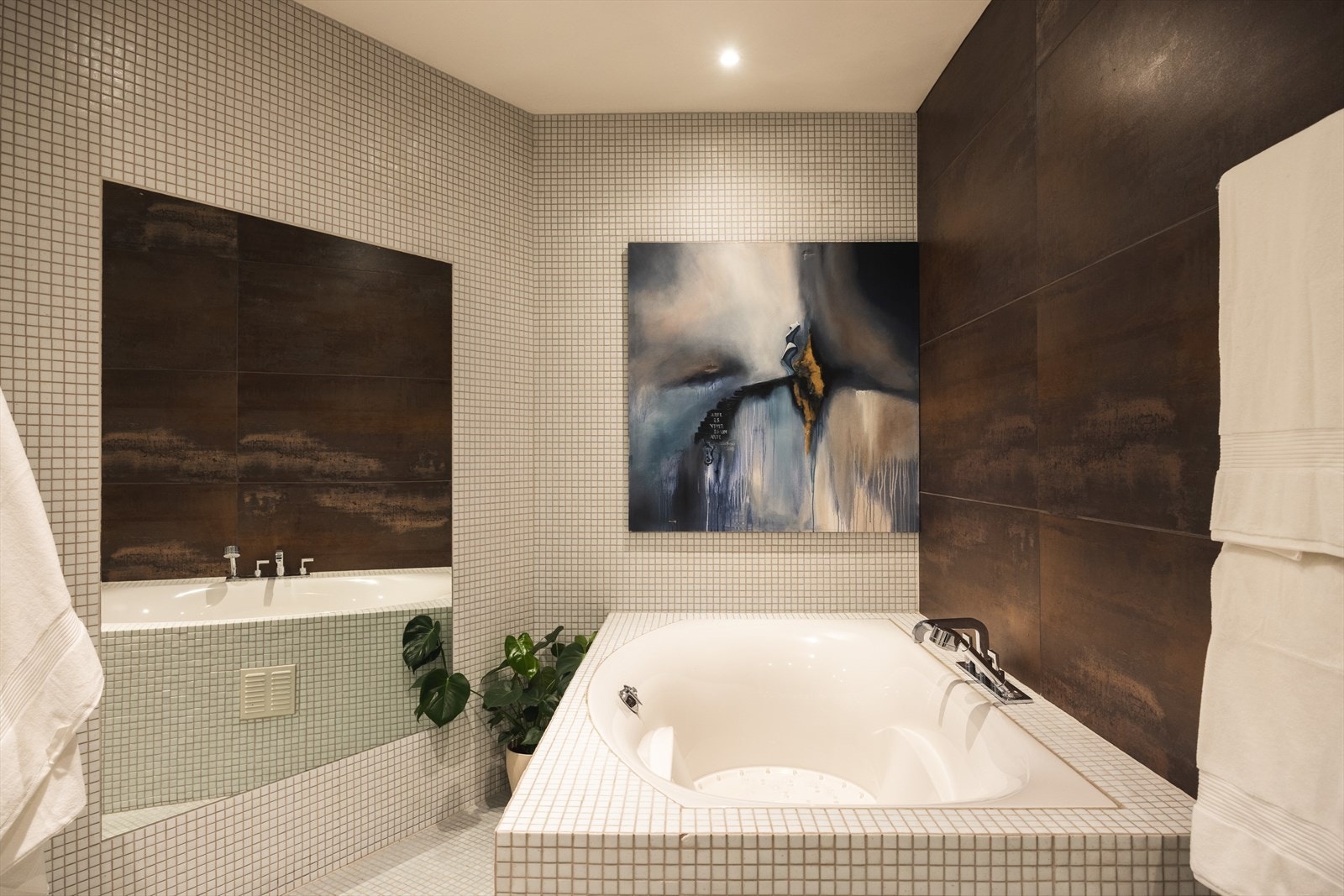 Badet er utstyrt med både badekar og en åpen dusjløsning, samt mekanisk avtrekk Galleribilde