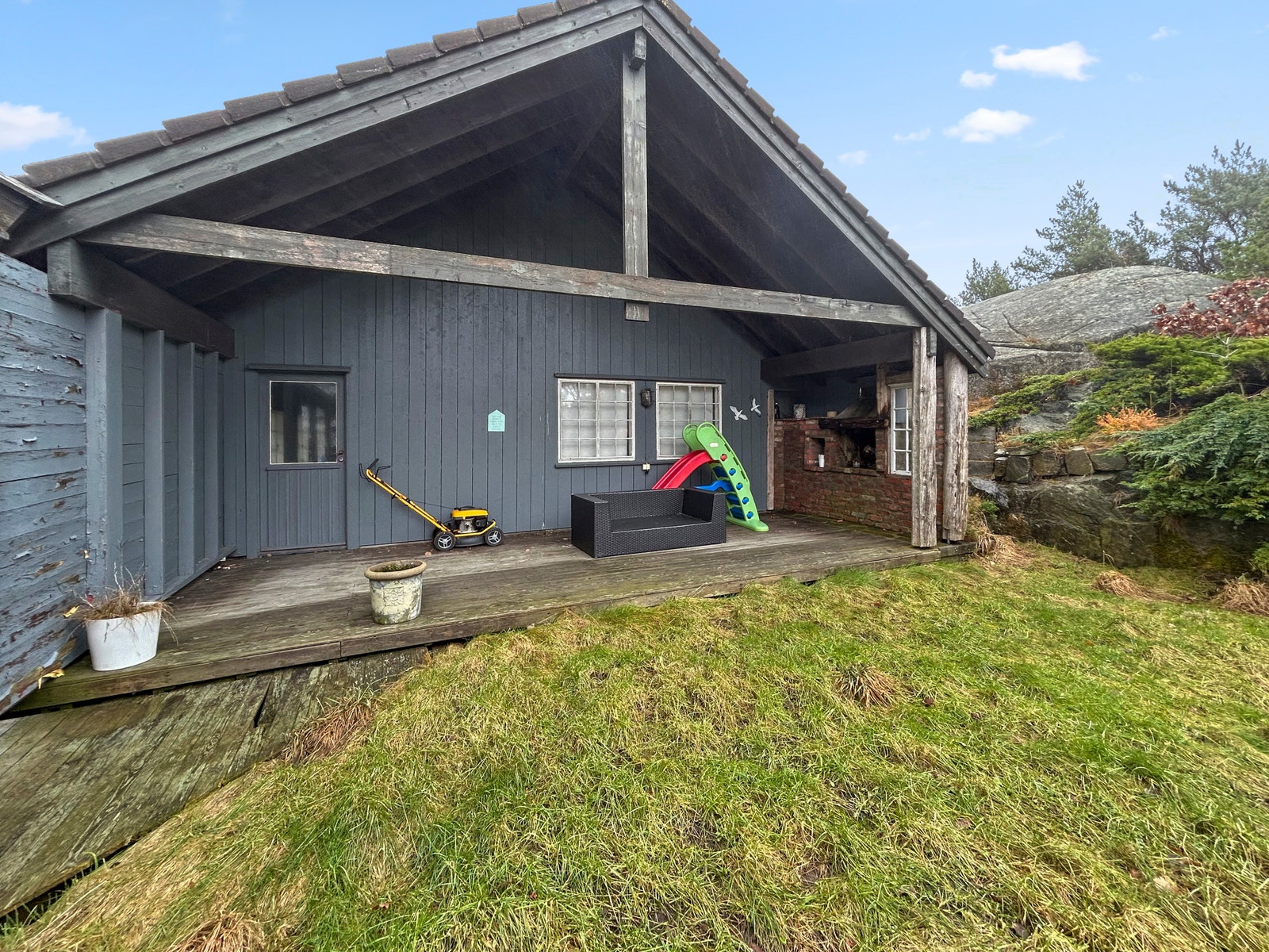 Egen privat uteplass med peis i hagen Galleribilde