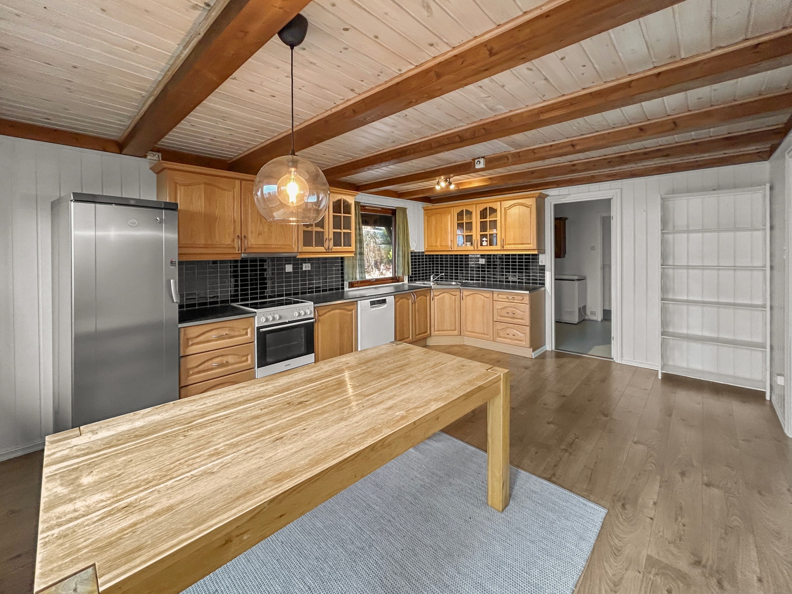 Kjøkkenbord og hylle på kjøkken medfølger i leieforholdet. Galleribilde