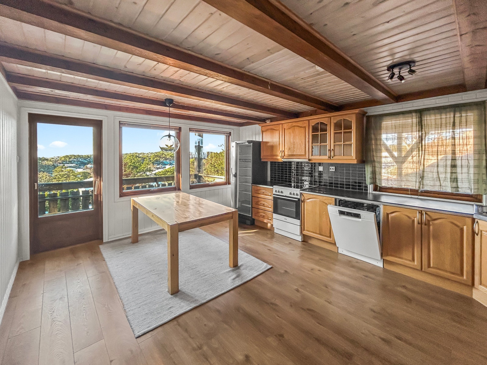 Romslig kjøkken med egen utgang til terrasse. Det er også et grovkjøkken/ vaskerom med matbod med mange hyller i tilknytning til kjøkkenet. Galleribilde