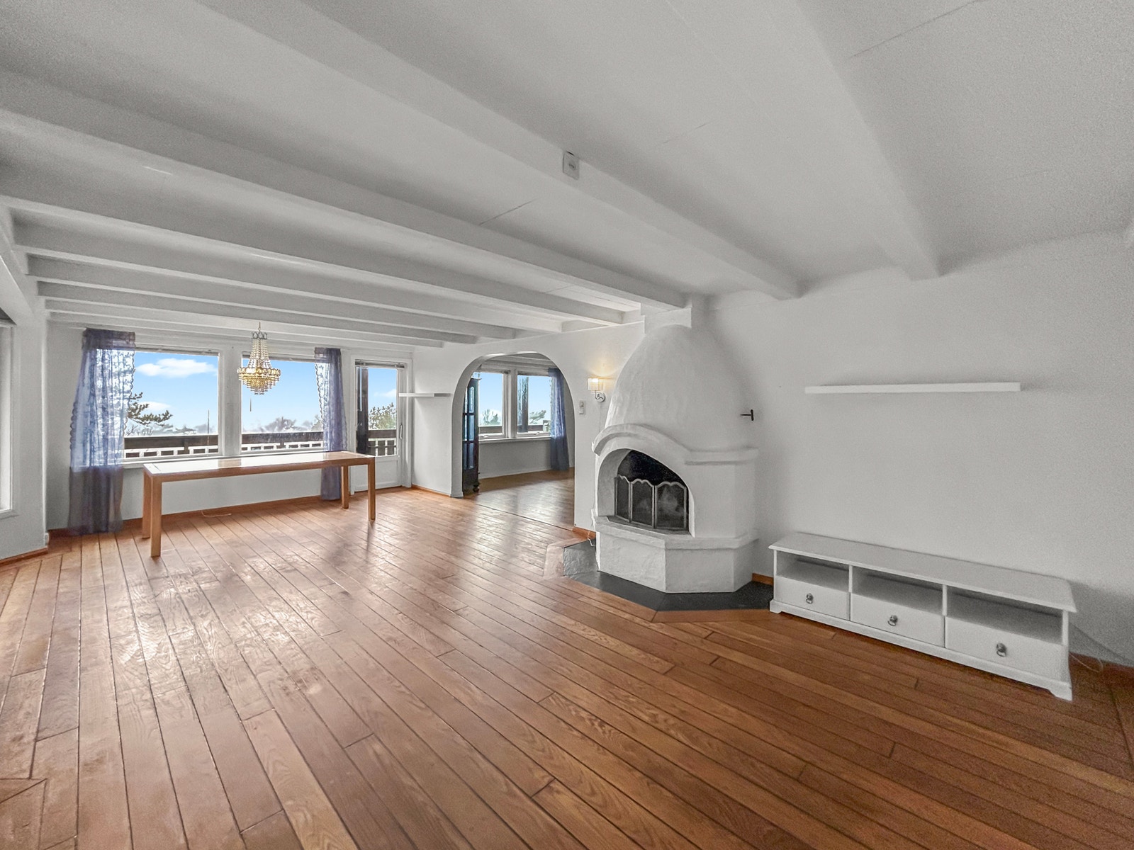 Resten av stuen med peis nummer 2. Denne peisen kan ikke brukes. Her er det også utgang til egen privat hage, derfra kan man også gå inn på terrassen foran huset. Galleribilde