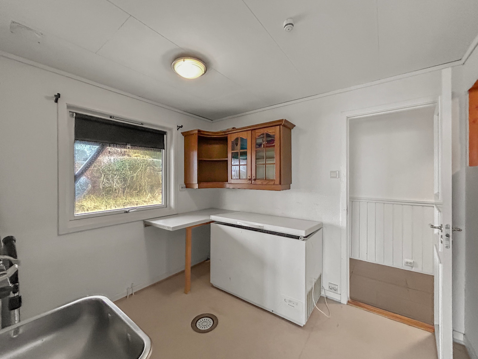 Grovkjøkken/ vaskerom. Her ser du døren inn fra gangen, man kan gå gjennom rommet å komme ut på kjøkkenet. herfra kommer du også til matboden. Galleribilde