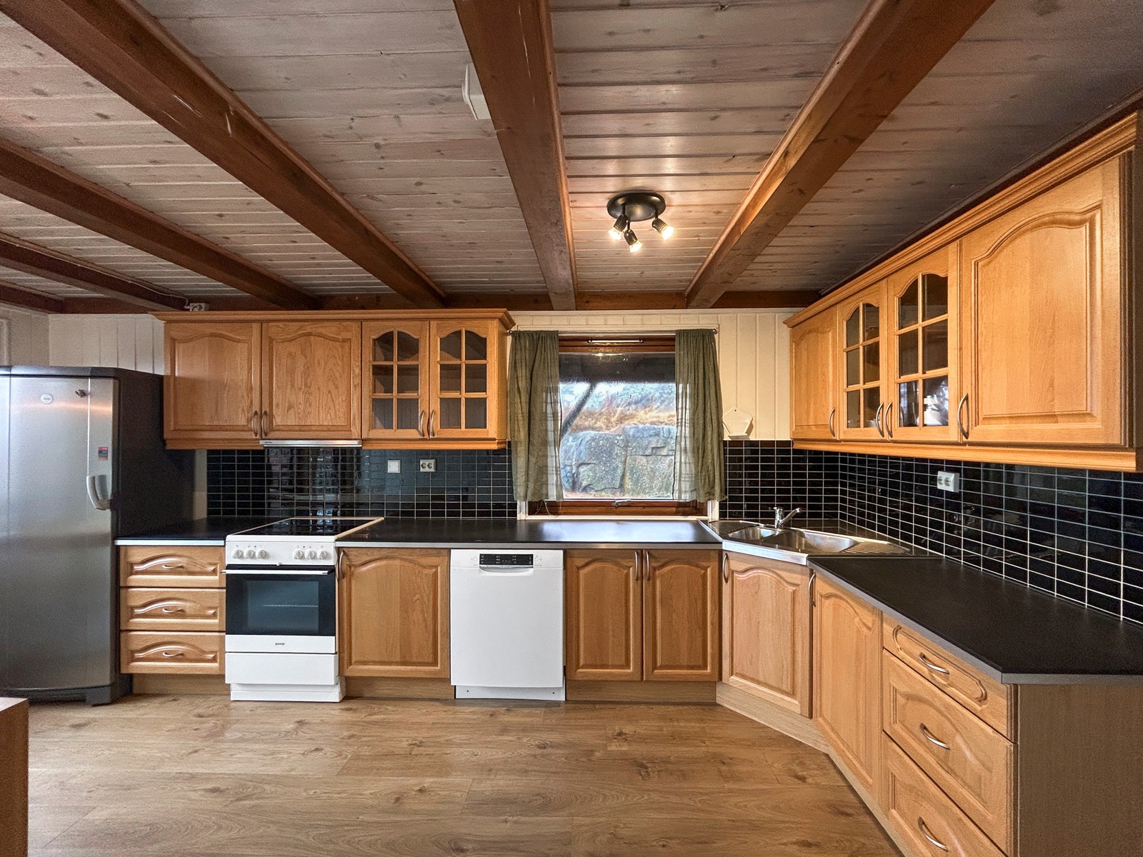 Stort praktisk kjøkken, hvitevarer medfølger i leieforholdet Galleribilde