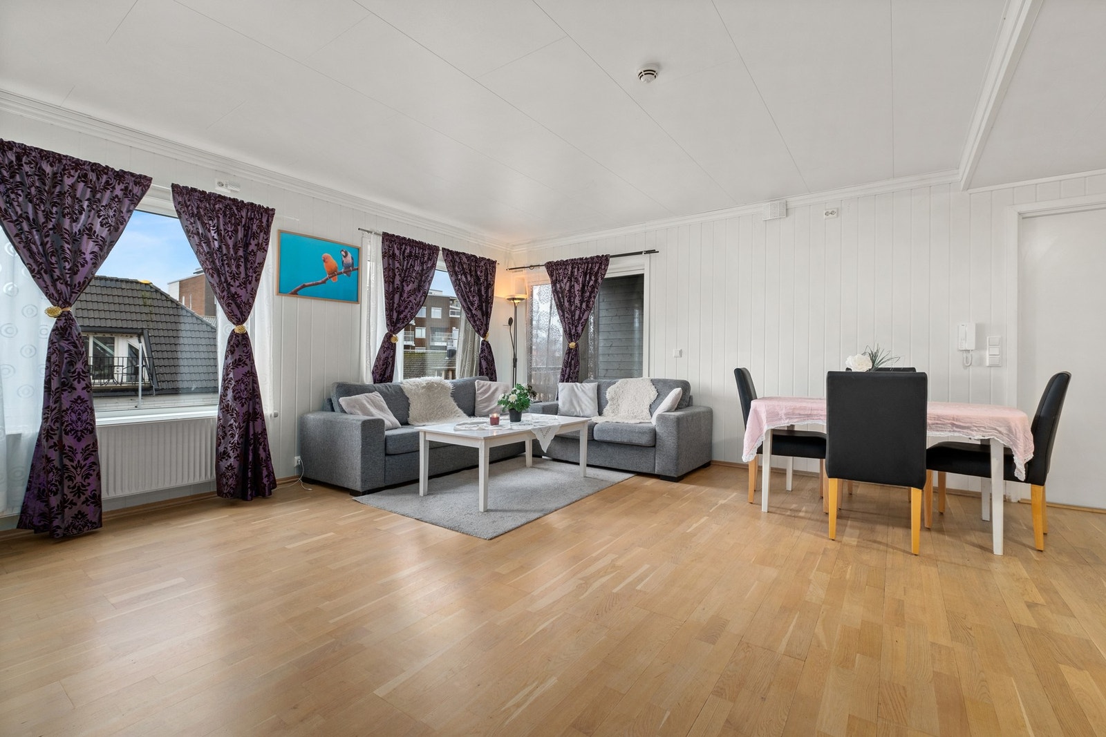 Det er parkett på gulv og malt plater på vegger. Malte Tak-Ess plater i tak. Galleribilde