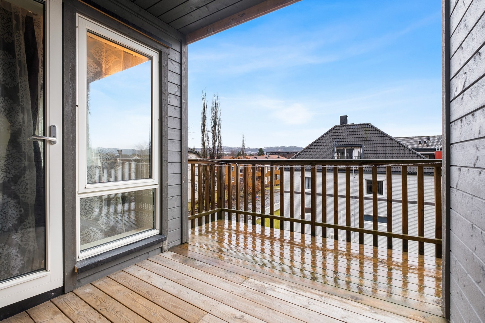 Fra stuen har man utgang til balkongen. Galleribilde