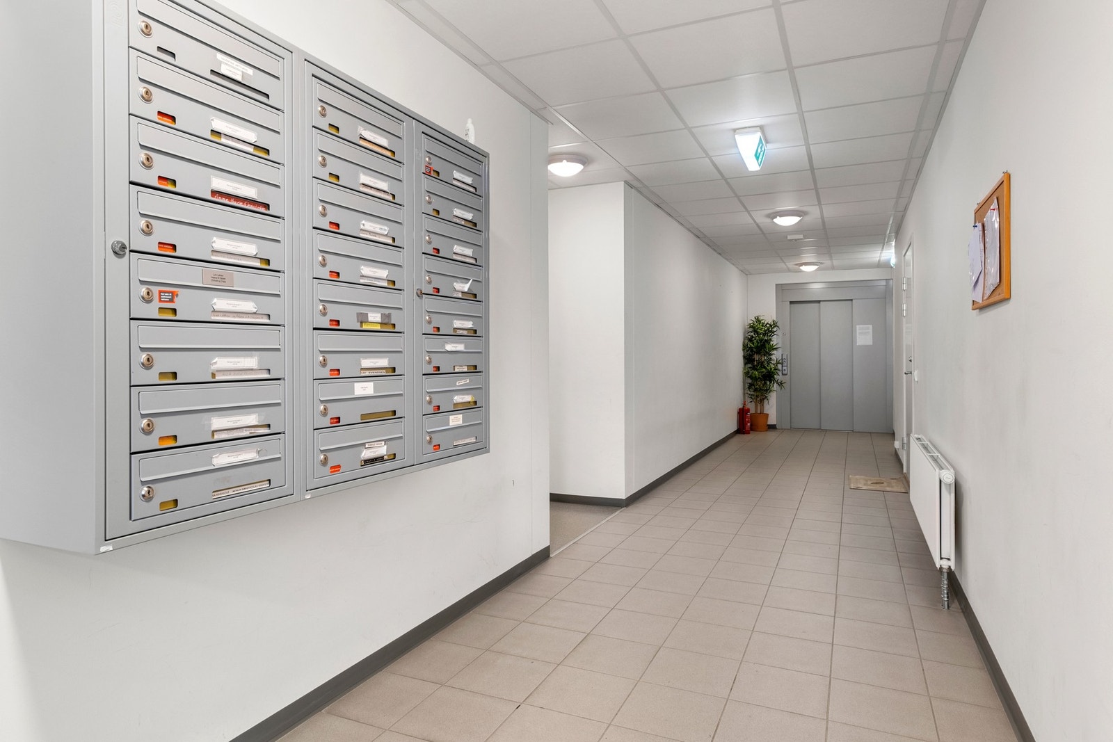 Inngangsparti med postbokser. Galleribilde