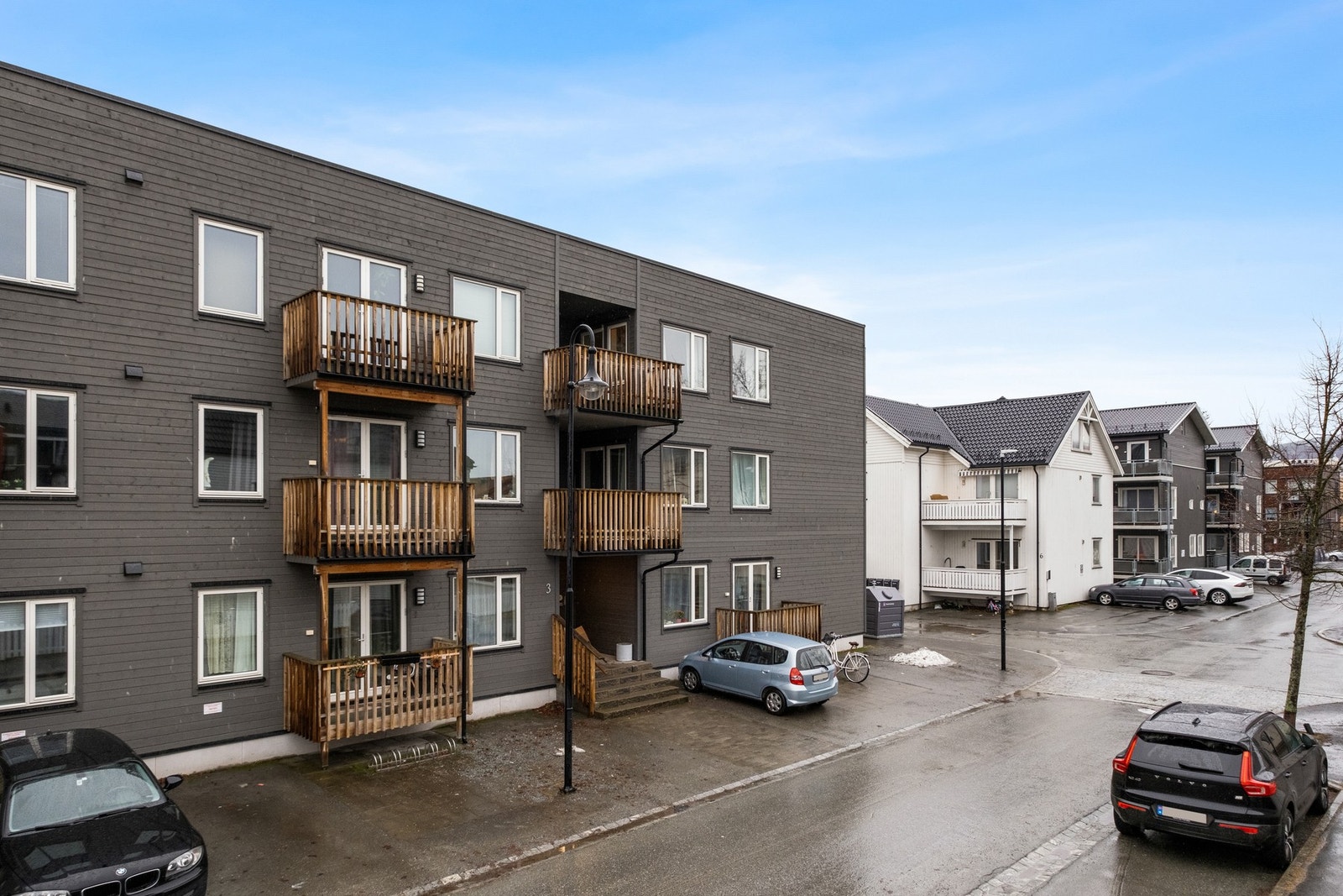 Leiligheten er beliggende i 3. etasje og har utsikt ut mot Wergelandsvegen. Galleribilde