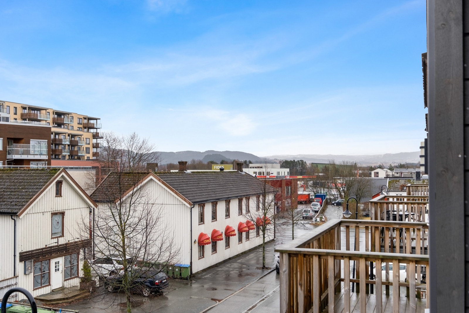 Leiligheten har en ettertraktet og svært sentral beliggenhet i hjertet av Stjørdal, med umiddelbar nærhet til alle sentrumsfasiliteter - noe som sikrer en praktisk og komfortabel hverdag. Galleribilde