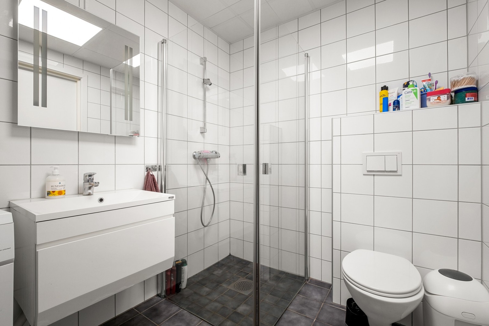 Av utstyr finnes det veggmontert wc, innfelbare dusjdører, opplegg for vaskemaskin, vannfordelerskap og mekanisk avtrekk med tilluft ved dørterskel. Galleribilde