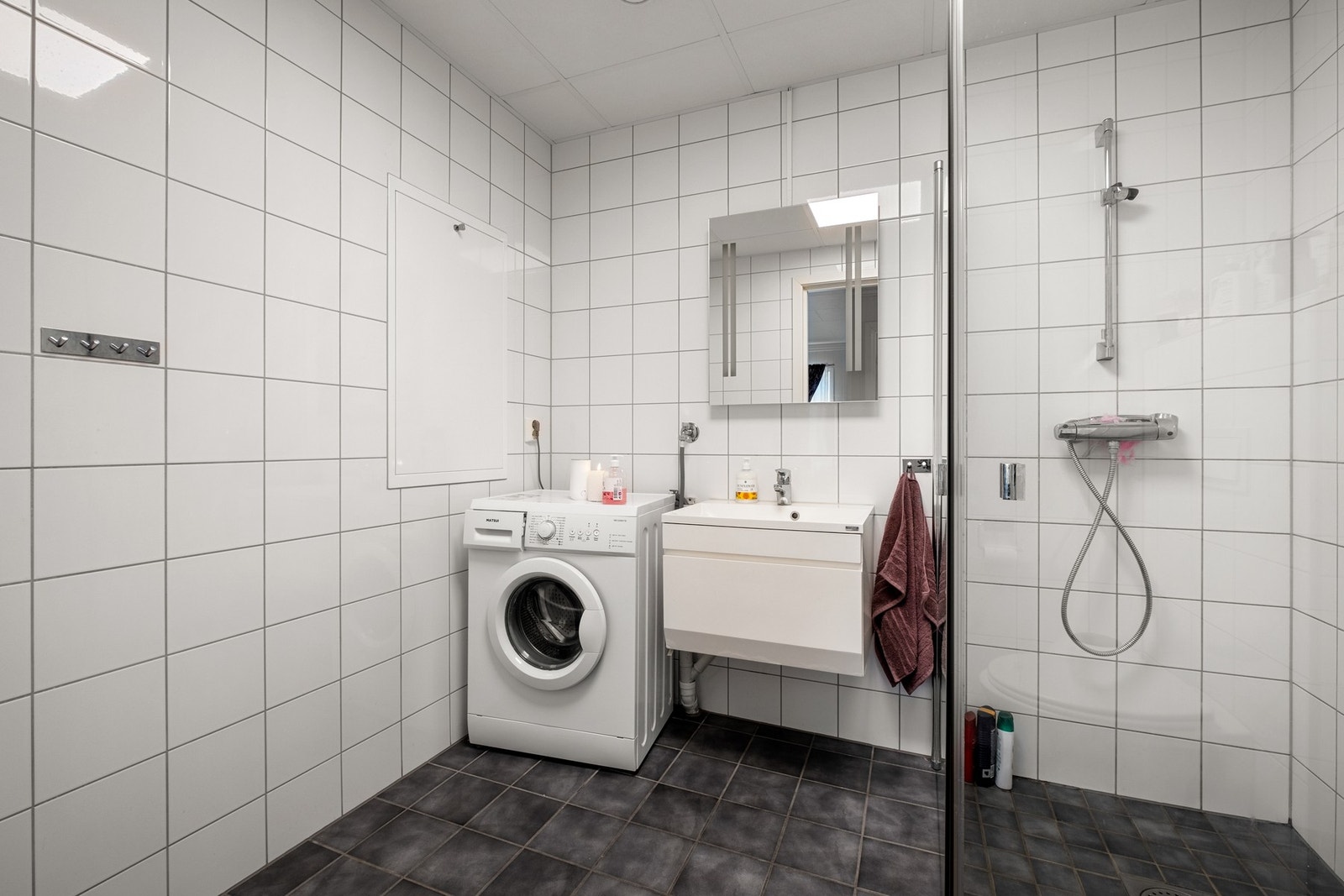 Helfliset bad med gulvvarme på 4,5 kvm. Galleribilde