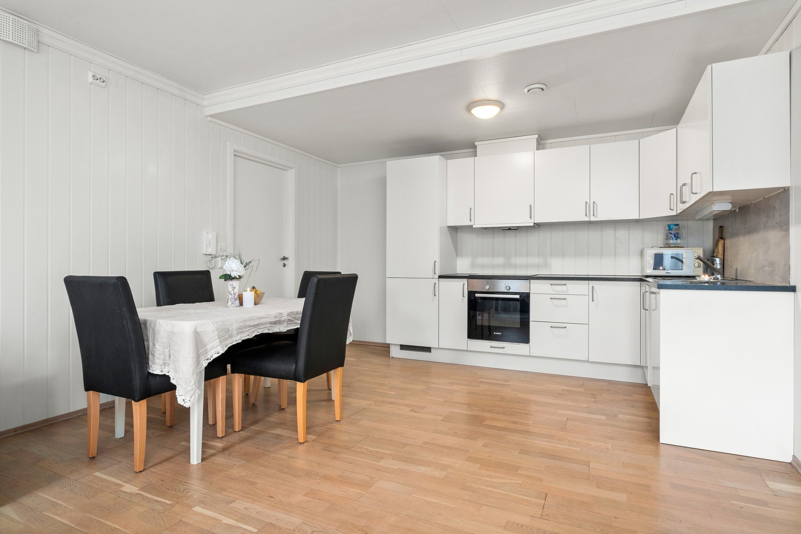 Av utstyr finnes det integrerte hvitevarer som oppvask maskin, kombiskap, stekeovn, induksjon topp, komfyrvakt og avtrekk over stekesone. Galleribilde