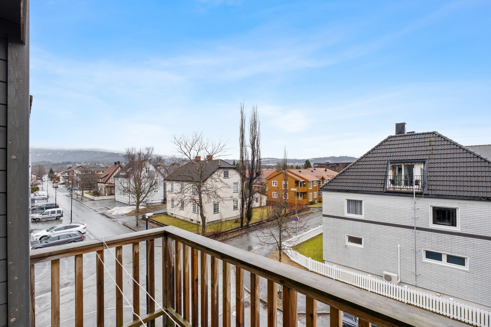 Stjørdal stasjon, med hyppige buss- og togforbindelser, ligger kun ca. 200 meter unna, og gjør pendling enkelt og effektivt. Galleribilde