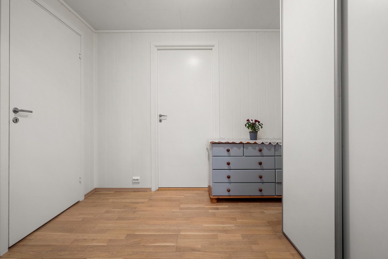 Romslig vindfang på 6 kvm med skyvedørsgarderobe. Galleribilde