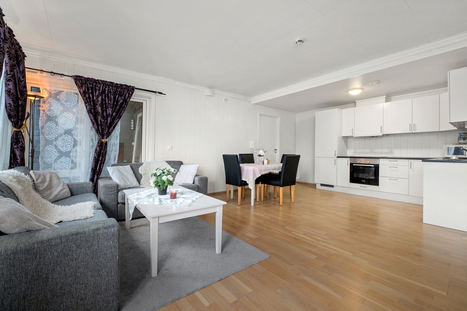 Kjøkkeninnredning med glatte fronter og benkeplate av laminat. Galleribilde