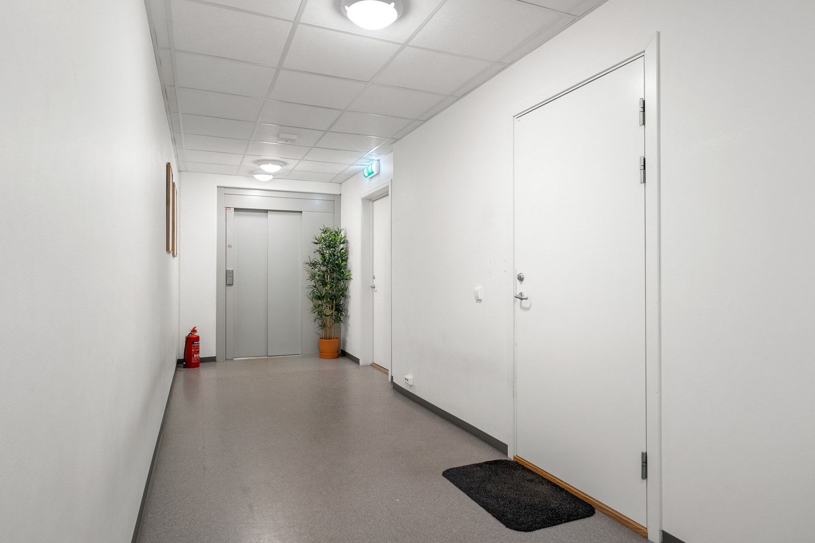 Heis som går helt ned til parkeringskjeller. Galleribilde