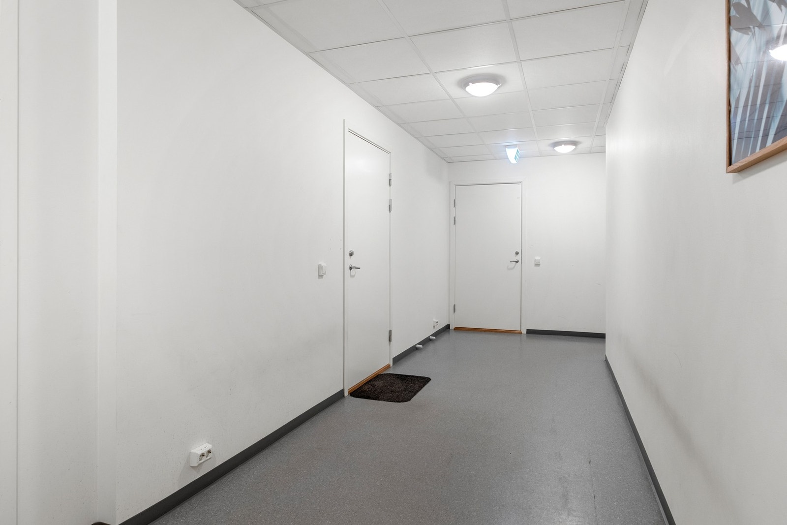 Leilighetsbygget har midtkorridor, man går rett fra varm p-kjeller til leiligheten. Galleribilde