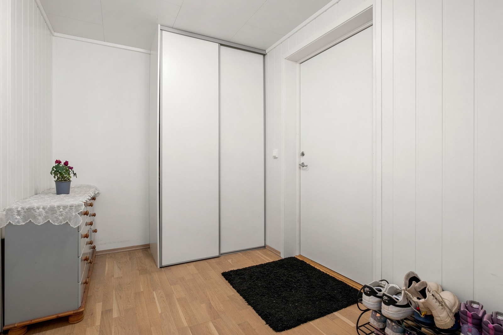 God plass til å henge i fra sag ytterklær. Galleribilde