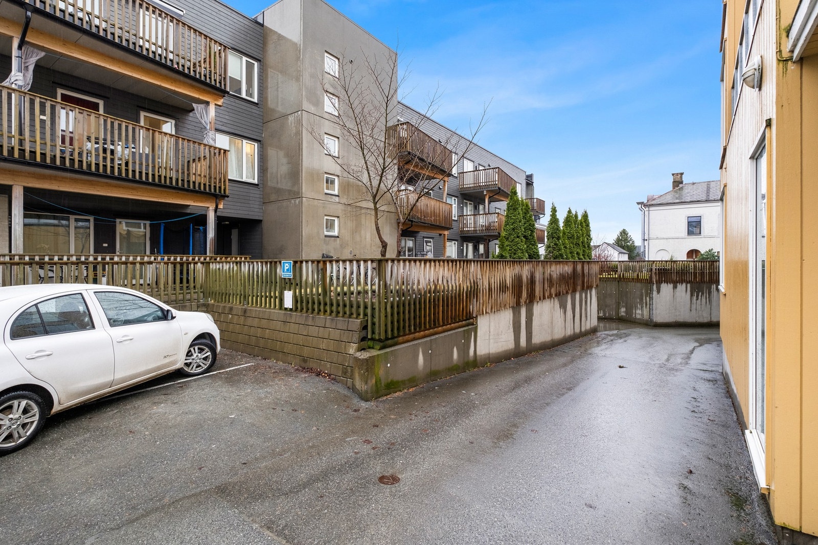 Romslig parkeringsrampe ned til garasjen. Galleribilde