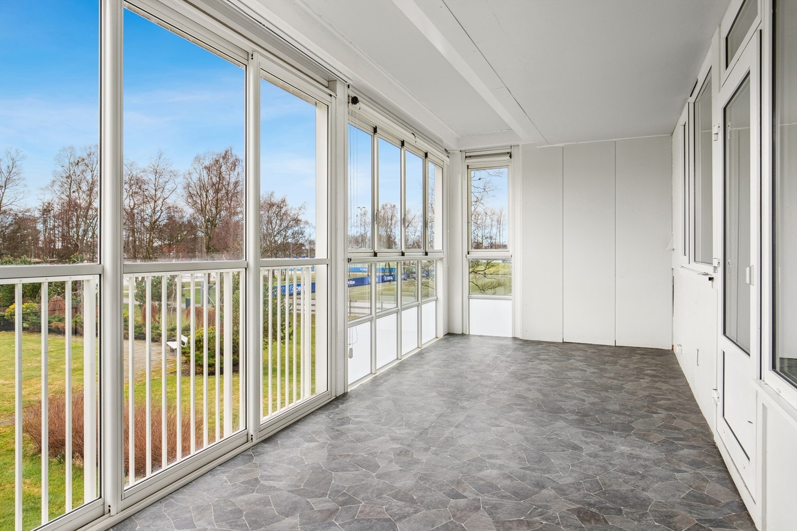 Balkongen er solrik, innglasset og på hele 18 kvm Galleribilde