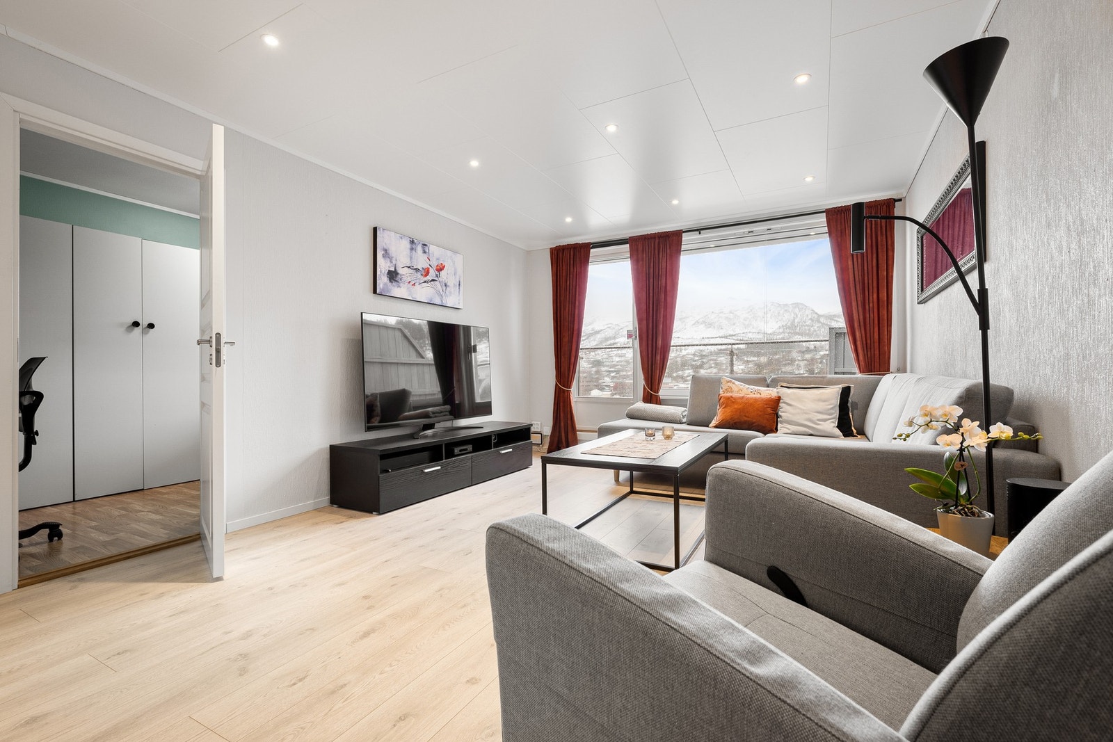 Lyse, pene overflater og rause vindusflater som slipper inn mye lys Galleribilde