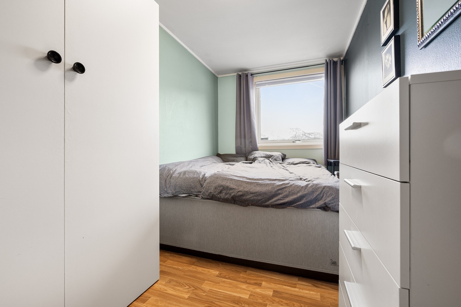 Soverommet har plass til en god dobbeltseng Galleribilde