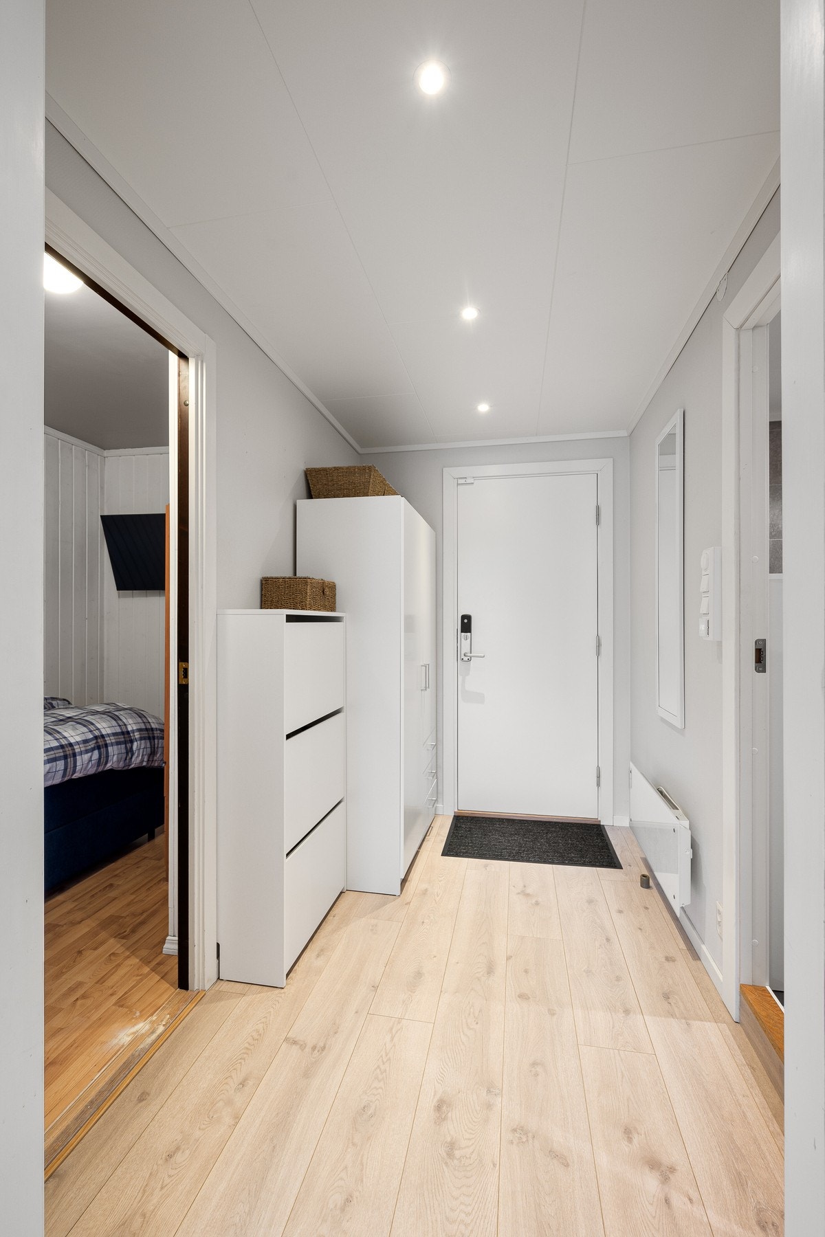 Inngangsdør til leiligheten har elektrisk kodelås Galleribilde