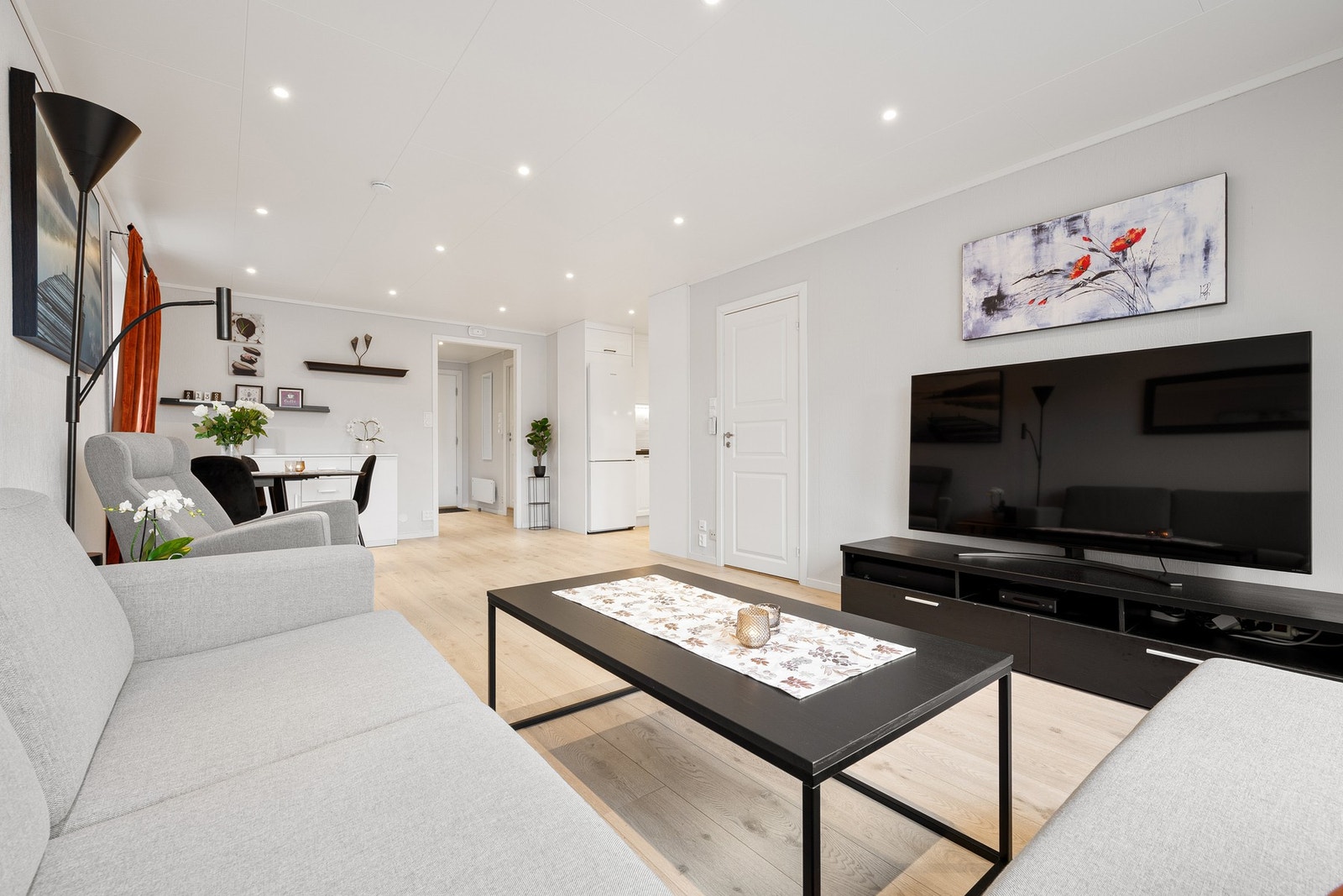 Belysning med spotlights i tak Galleribilde