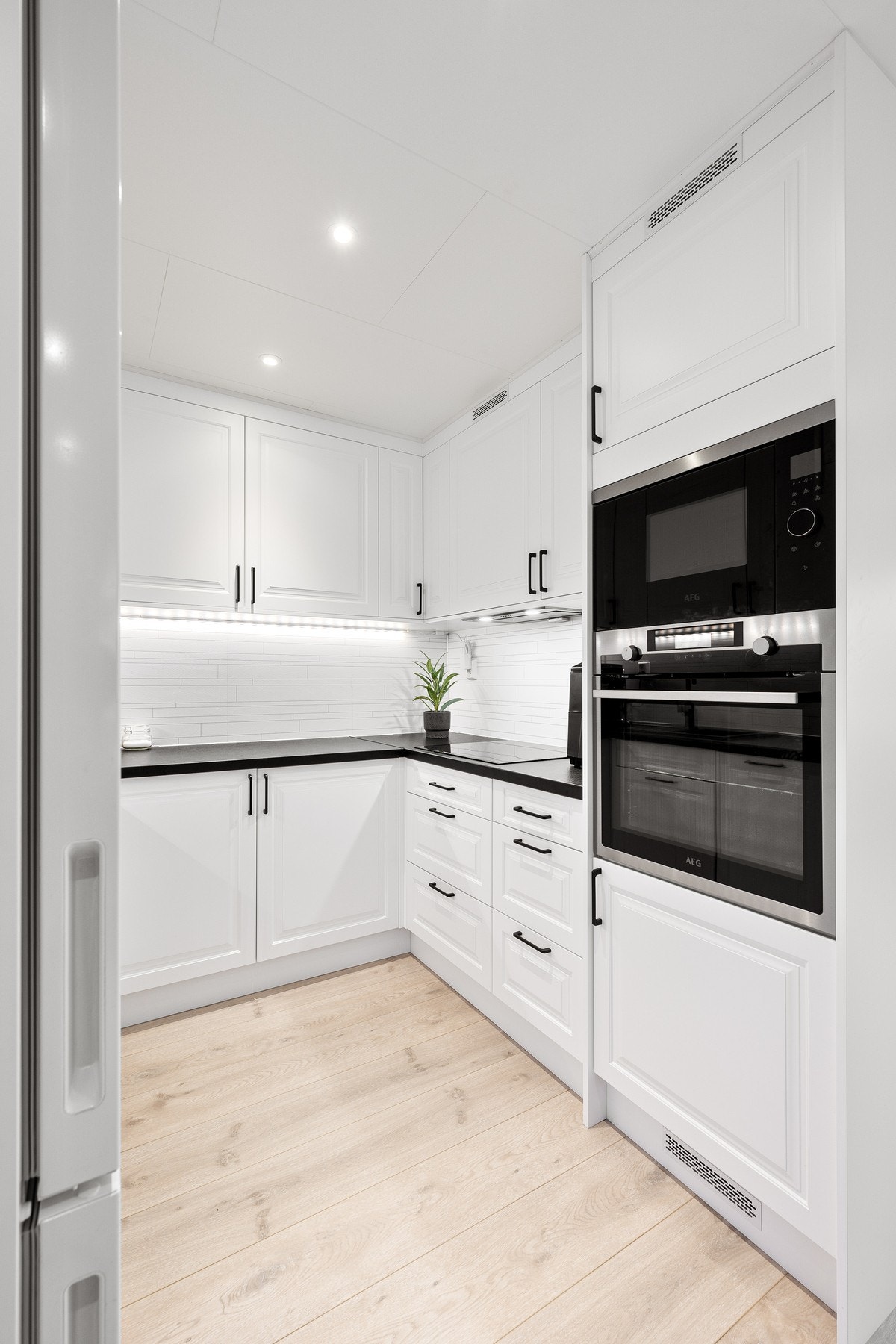 Pen kjøkkeninnredning fra 2023 - med profilerte fronter og benkeplate av laminat Galleribilde